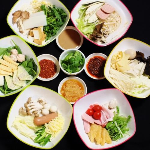 ショーケースから選べる50種類以上の食材♪