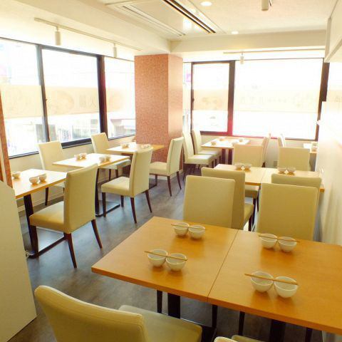 【女子会・食べ放題】すべてテーブル席でご用意しております♪美容にも良いとされる薬膳火鍋をぜひ食べてみてください！厳選食材コースや食べ放題でお召し上がりください♪また宴会コースやスープ春雨・薬膳火鍋などのランチもご用意しております。おひとり様でもご利用いただきやすい空間を提供しております。