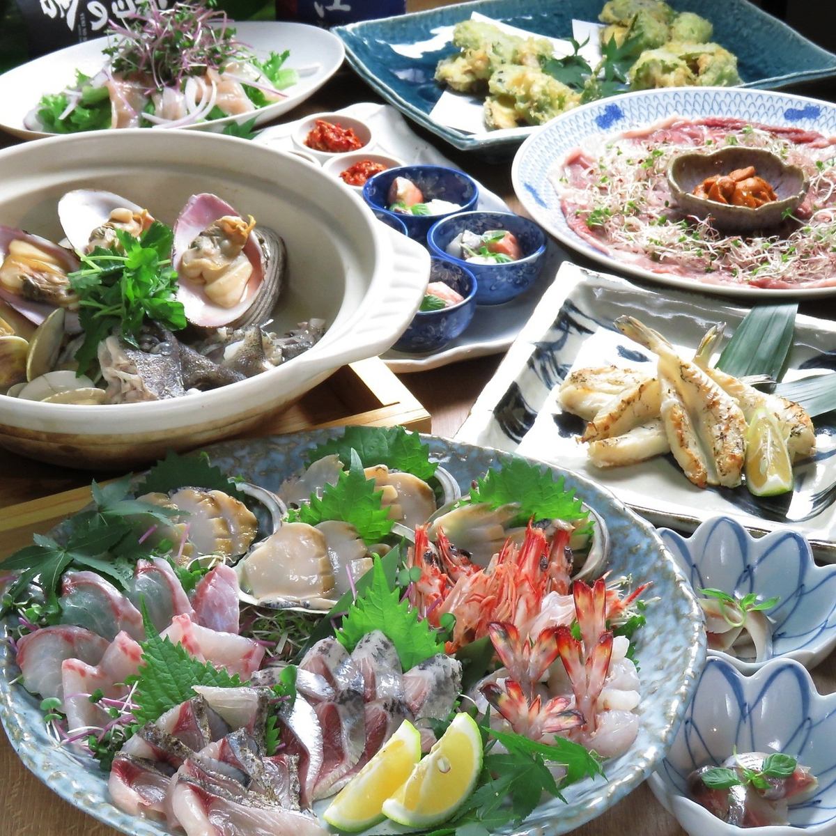 使用大分县产的鸡肉和从农场直送的鲜鱼，提供各种菜肴。