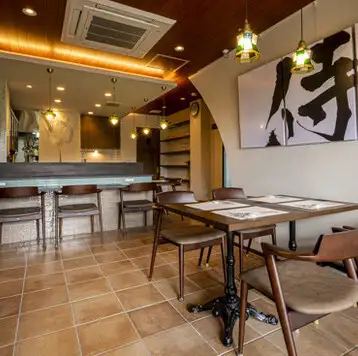 最大10名まで対応可能な店内は、貸切利用もできるため、宴会や会食に最適です。落ち着いた和の空間で、ゆったりとした時間を過ごせます。テーブル席は4名様まで、カウンター席は1名様から利用可能で、幅広いシーンに対応します。少人数から大人数まで心地よく過ごせます。各種シーンに便利です。