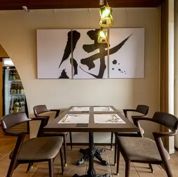 【観光客様に大人気の当店！】鴨川の風情を感じる落ち着いた和洋のコラボ空間は、温かみを感じる内装で心地よい時間を演出します。お祝い・サプライズ対応も可能で、特別な日を華やかに彩ります。静かな雰囲気の中で、贅沢なひとときをお楽しみください。落ち着きのある空間設計で、会食や記念日にも使いやすい環境です。