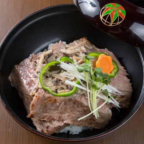 素材の旨みを活かした、柔らかくジューシーな和牛の贅沢な一皿「和牛ステーキ丼」、深いコクが魅力