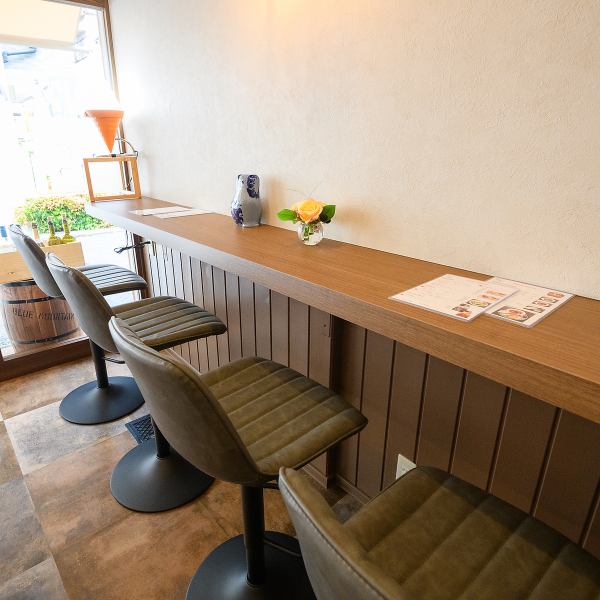≪We welcome even one person≫ Our counter seats are a stylish bar-style space. We recommend eating alone at lunchtime or enjoying a glass of alcohol after work. We also have an extensive à la carte menu. Please feel free to drop by.