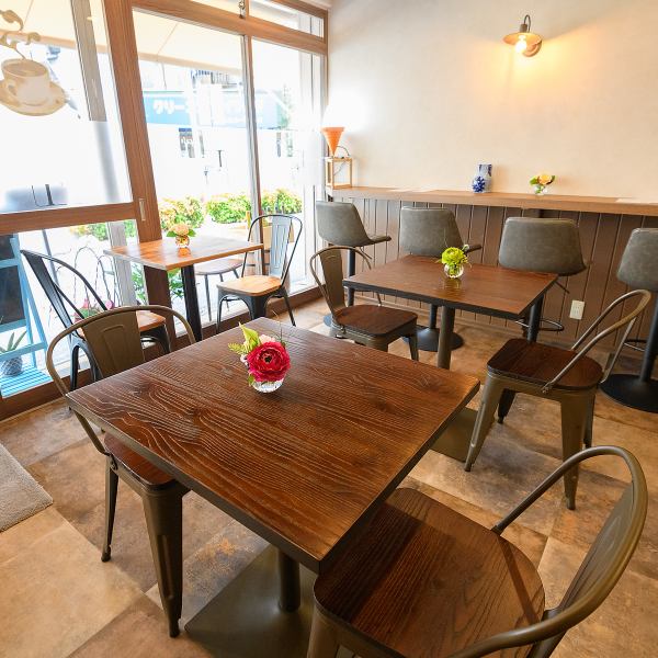 Perfect for a date! You can spend a special time with just the two of you at the two-person table.Please enjoy our healthy and delicious homemade dishes in a relaxing space.