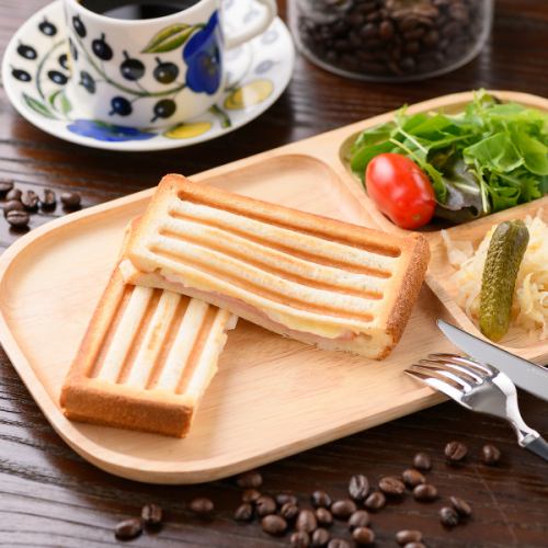 Enjoy it while it's still hot♪ Hot Sandwich Ham & Cheese 600 yen (tax included)