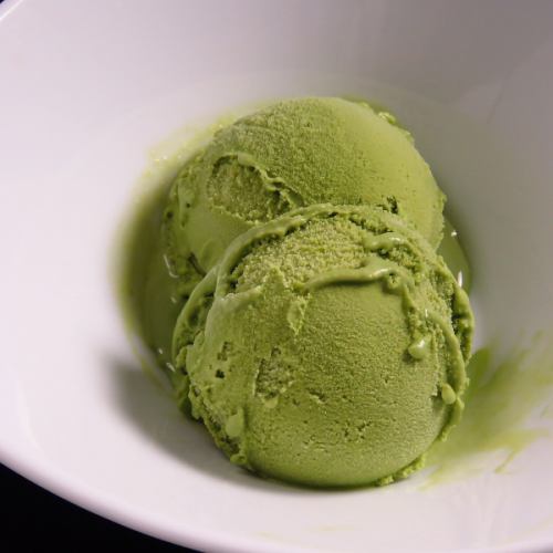 Matcha ice cream/vanilla ice cream with raw caramel