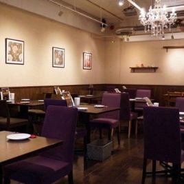 【20名様まで対応！】大人数のご宴会もOK。オープンスペースの店内は、明るく皆での宴会にピッタリ！活気ある店内で美味しい韓国料理をお楽しみください。予約人数によってテーブルを合わせたりレイアウトの変更は可能です。希望者には貸切にも対応していますので、大人数での宴会や貸切をご検討の場合は、ご相談ください。
