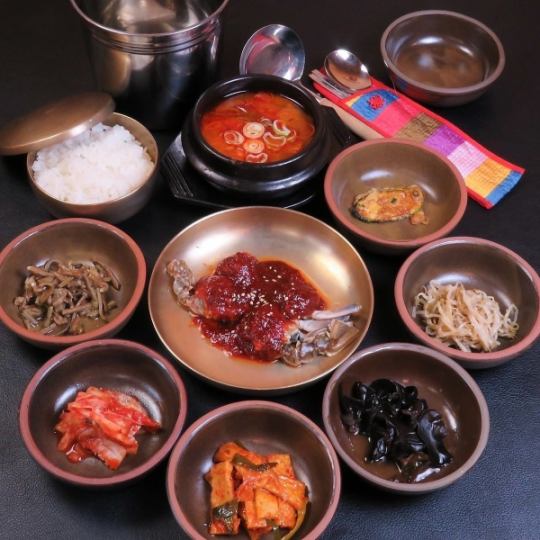 【ランチ・ディナーOK】ヤンニョムケジャン定食★ご飯がお替り自由で大満足間違いなし!