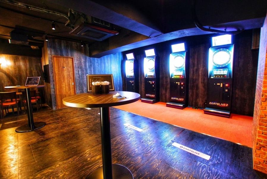 20:00までダーツ投げ放題をお楽しみいただけます。4台の上質なダーツ台が備えられ、落ち着いた照明が店内を照らし、高級感溢れる内装が心地よい空間を演出◎ぜひ会社帰りや週末にご友人とダーツを楽しみませんか。