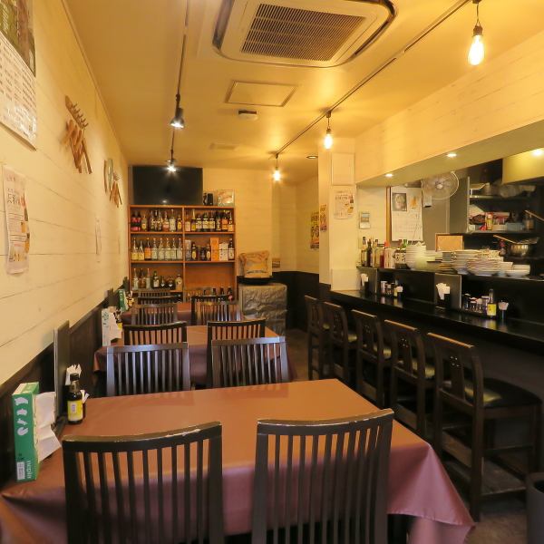 「3～4名の中規模宴会にも最適！」ご家族や友人など少人数～中規模での食事にぴったりなテーブル席。気軽に中華を楽しみたい時にも使いやすく、アットホームで落ち着いた雰囲気です。