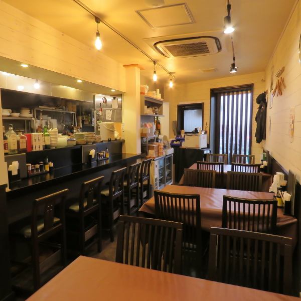 「おひとり様も大歓迎のカウンター！」おひとり様での利用も歓迎。オープンキッチンから出来立てが直接提供され、おまかせ料理にも対応。気軽に立ち寄って、手軽に本格中華を楽しめます。