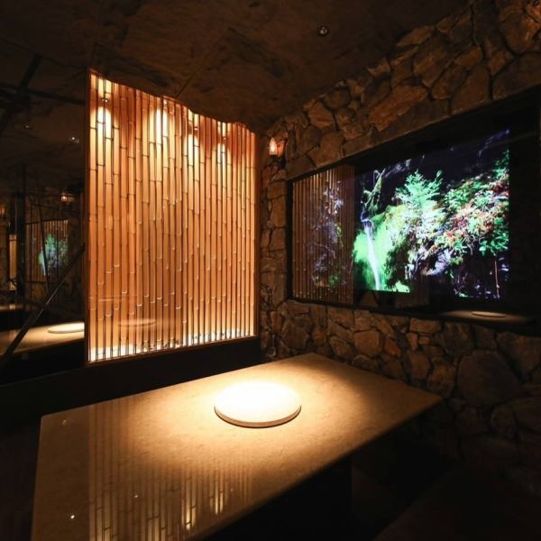 【悠閒自在的空間】讓人想起京町家的店內設有吧台和豪華包間！