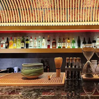 高級感のある店内。京町風のおしゃれな雰囲気の店内で、落ち着いて飲みながら会話をお楽しみください♪デートや仲間との飲み会はもちろん、女子会でのご利用にも◎です♪お酒やサービスにおいてお客様の思い出のひと時をご提供いたします。