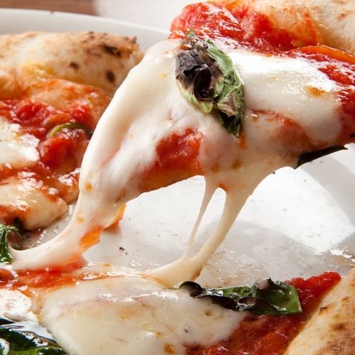 We offer a variety of authentic pizzas and pastas♪