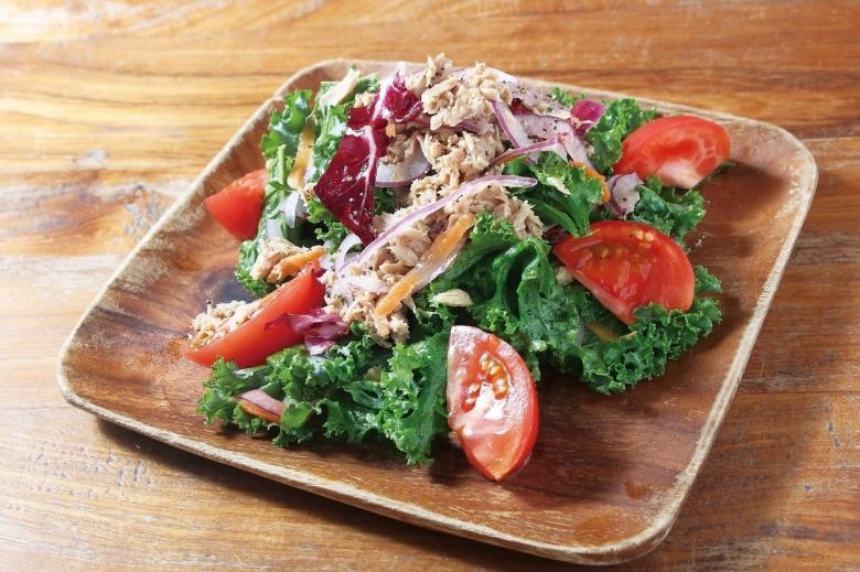 Nicoise salad with tuna and tomato