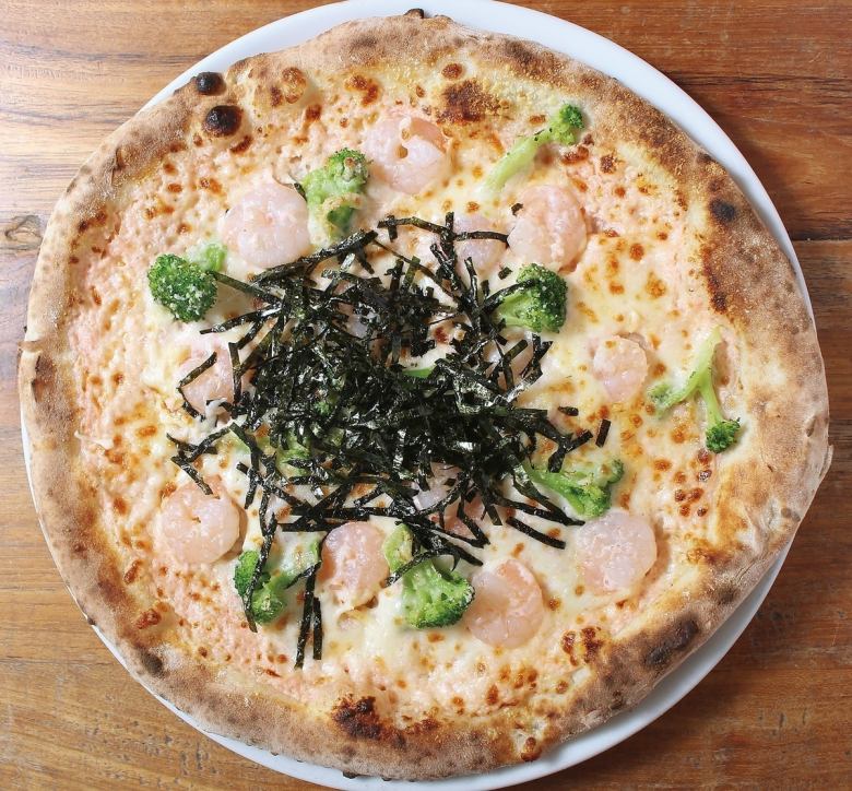 일본식 명태, 새우, 브로콜리의 피자