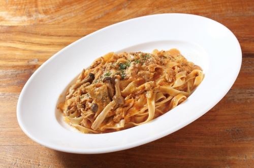 Fettuccine with plenty of mushrooms and meat cream sauce