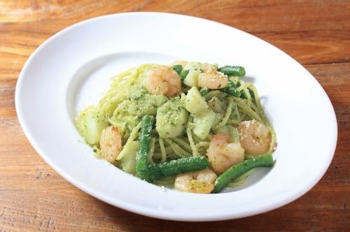 Spaghetti with shrimp, potatoes and green beans in pesto sauce