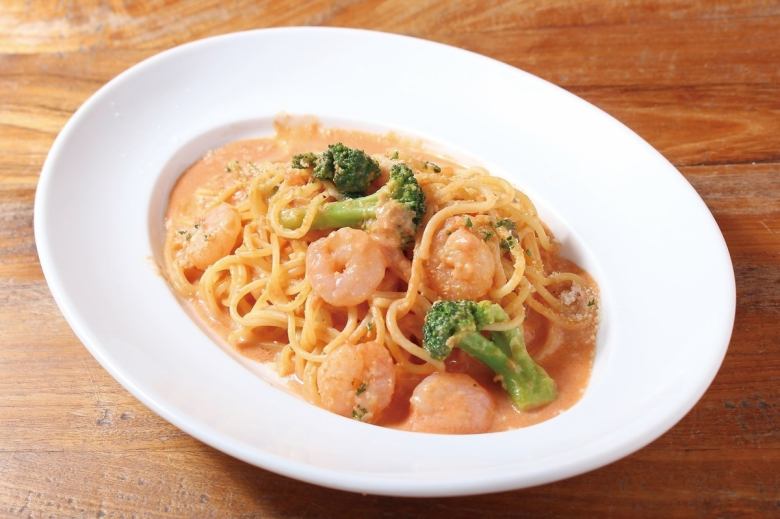 Spaghetti with plump shrimp and broccoli in tomato cream sauce