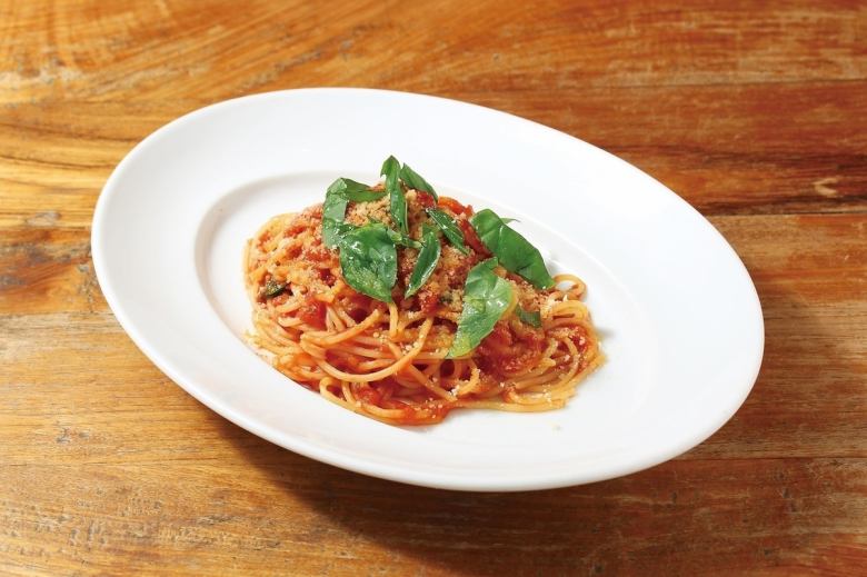 Simple tomato sauce spaghetti with basil and cheese