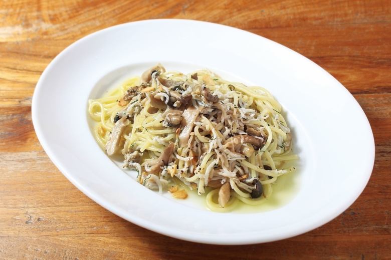 Peperoncino spaghetti with kettle-fried whitebait and mushrooms