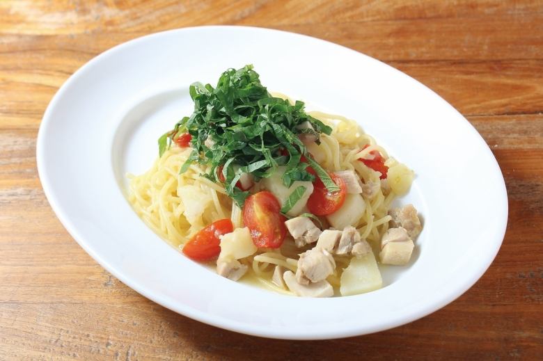 Japanese-style peperoncino spaghetti with chicken and shiso leaves, flavored with yuzu pepper