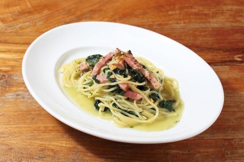 Japanese-style spaghetti with bacon and spinach flavored with white soy sauce
