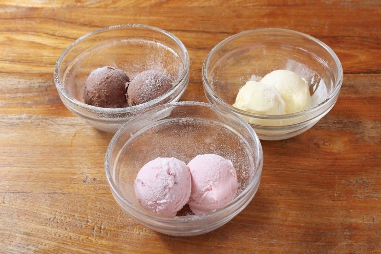Various gelato (vanilla, strawberry, chocolate)