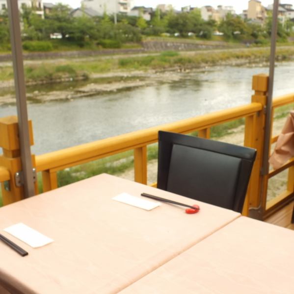 Eating on the floor while looking out at the Kamogawa River is a blissful experience.Enjoy a variety of carefully selected course meals in an open space★