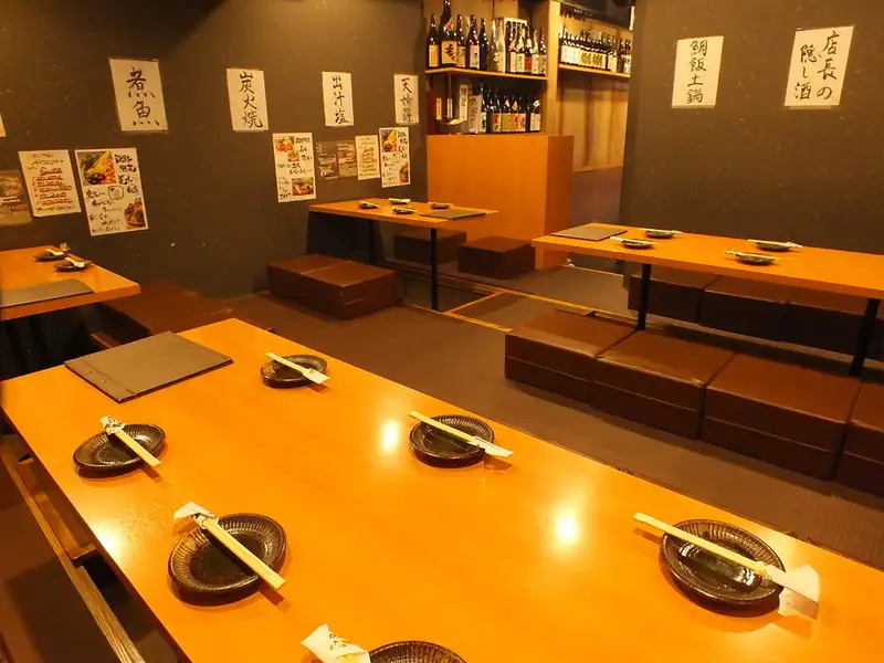 【広々空間】店内は落ち着いた色合いで優しい雰囲気。大人数でもゆったり座っていただける広々空間！当店は、市場から仕入れた新鮮な海鮮料理をご提供しております。会社の飲み会などに最適なお席です♪