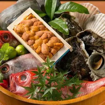一份“美食套餐”，包含海鲜、山形牛肉、白金猪肉、鸡肉和当地蔬菜。