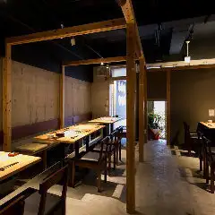 【半個室あります】京阪交野線，京阪本線枚方市駅中央口より徒歩約7分。一軒家風の外観の隠れ家的お店。フロアが3つに分かれた構成です。（座敷フロア、テーブル3つのフロア、半個室フロア）