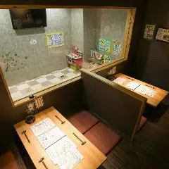 【広々空間】店内は落ち着いた色合いで優しい雰囲気。大人数でもゆったり座っていただける広々空間！当店は、市場から仕入れた新鮮な海鮮料理をご提供しております。会社の飲み会などに最適なお席です♪