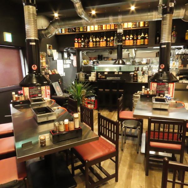 【昭和レトロ】黒基調で落ち着いた雰囲気で懐かしさを感じる昭和レトロなの店内です。お一人様でも気軽に利用できるカウンター席が3席、ご家族やご友人との食事に最適なテーブル席は4名掛けが2卓、6名掛けが1卓ございます。温かみのある空間で、ゆったりとお食事をお楽しみください。