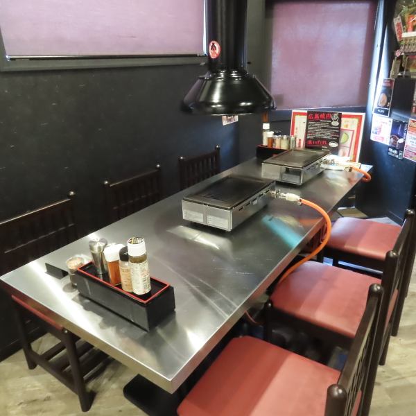 【テーブル（14名まで対応可能◎）】 テーブル席は最大14名様まで対応可能です。会社の同僚やご友人との飲み会、ご家族でのお食事など、様々なシーンでご利用いただけます。ゆったりとした空間で美味しい焼肉を囲み、楽しいひとときをお過ごしください。