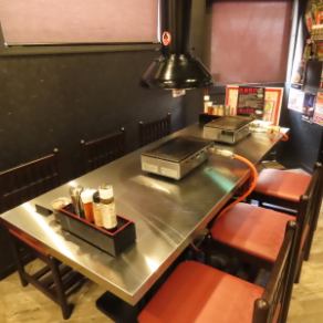 【家族とのお食事の場】広々としたテーブル席は、ご家族でのお食事に最適です。お子様から大人まで楽しめるメニューを多数ご用意しております。