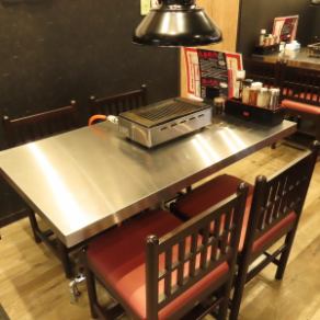 【地元のご友人との時間】気兼ねなく会話を楽しめるテーブル席で、美味しい焼肉と懐かしい思い出話に花を咲かせてみてはいかがでしょうか。