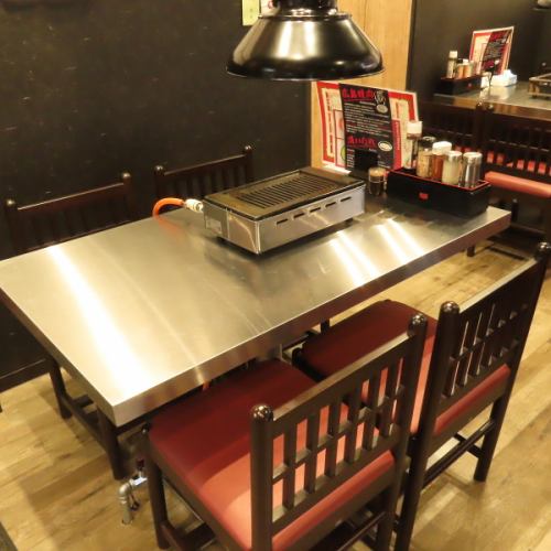 【地元のご友人との時間】気兼ねなく会話を楽しめるテーブル席で、美味しい焼肉と懐かしい思い出話に花を咲かせてみてはいかがでしょうか。