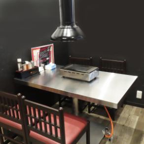 【会話を楽しむお席】ゆったりとしたテーブル席で、周りを気にせずお食事と会話をお楽しみいただけます。こだわりの焼肉と豊富なドリンクメニューをご用意しております。