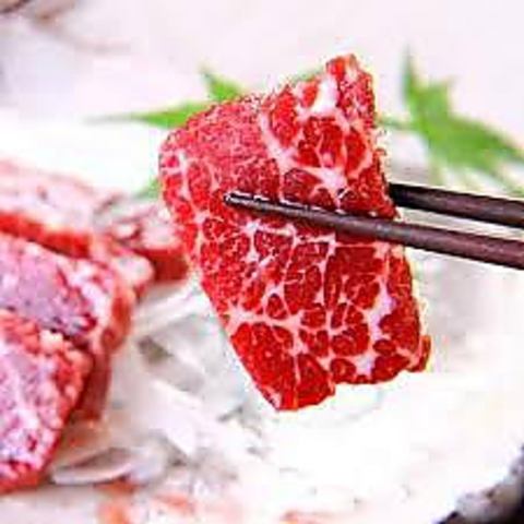 The natural marbled horse sashimi sent directly from Kumamoto prefecture is excellent!