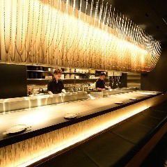 Teppanyaki grilled right in front of you will whet your appetite.Please spend a relaxing time next to each other at the counter seats.