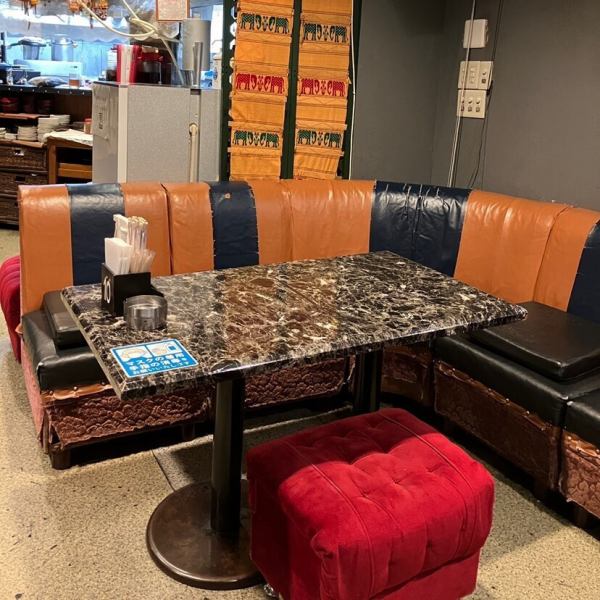 【カラオケも完備】6名掛けテーブルが1卓あり、カラオケも完備した店内は本場タイの活気に満ちています。地元の方々はもちろん、観光客や関東圏から訪れるタイ料理ファンでいつも賑わい、わいわいがやがやと楽しい会話と歌声が響きます。まるでタイのローカルバーにいるかのような本場の空気を存分にお楽しみいただけます。