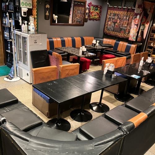 【会話を楽しむお席】広々としたテーブル席で、本場タイ料理を堪能しながらゆったりと会話をお楽しみください。