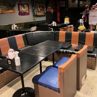 【家族とのお食事の場】広々としたテーブル席は、お子様連れのご家族様も安心してお食事ができる空間です。