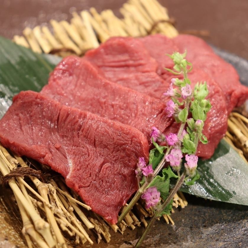 厳選して仕入れたお肉を炭火で愉しむ♪お手頃価格でご用意！