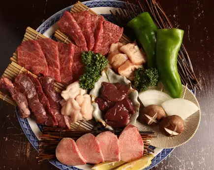 享用我们的烤肉和内脏套餐☆包含13道招牌菜/无限畅饮,价格6500日元(含税)