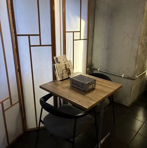 落ち着いた雰囲気の中で、友人や家族との食事をゆったり楽しめます。料理の香りや音を間近に感じながら会話も弾む、ちょっとした食事や記念日にも使いやすい気軽な空間です。少人数での利用にぴったりで、居心地のよさが魅力！落ち着けます♪お待ちしております！