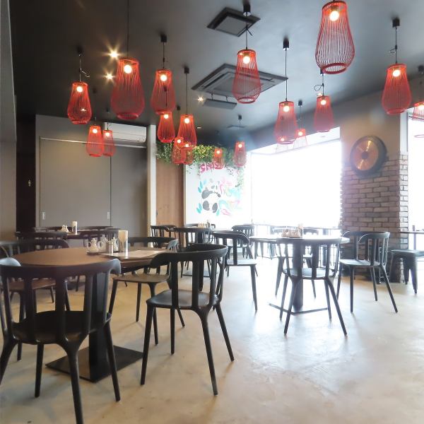 開放的な店内は、大人数でも少人数でもお食事をお楽しみいただけるような空間です。貸切の際は周りのお席とコミュニケーションが生まれやすい作り、少人数の際は大きな窓から見える景色を見ながらお食事をお楽しみいただけます。