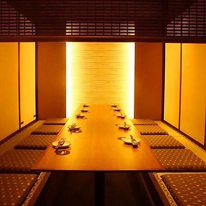 A private room space with a calm atmosphere full of Japanese atmosphere and gentle lighting of indirect lighting