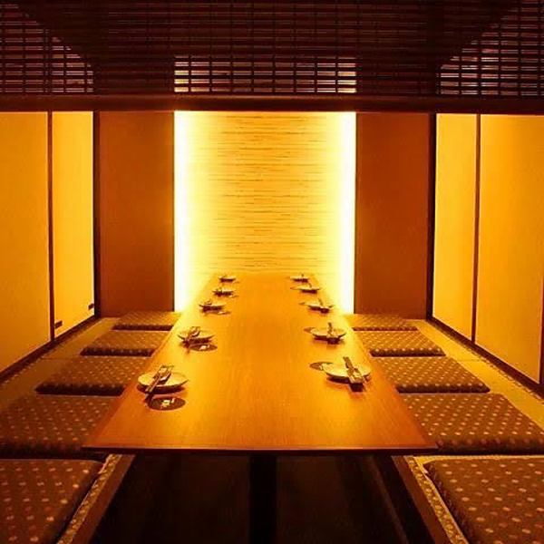 在沉稳成熟的氛围的餐厅内，我们可以为您提供两个或更多人的完全私人房间！您可以享受轻松的用餐和交谈！请用于各种宴会！有许多宴会课程2,980日元～含2小时无限畅饮。请在充满日本魅力的空间中放松身心！